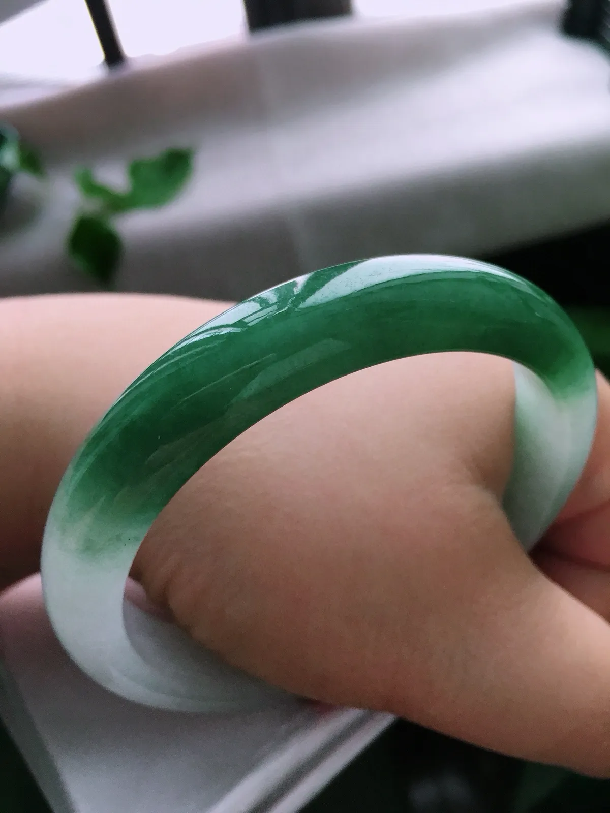 圈口53.5，正圈手镯，小圈口，油绿，玉质冰润，尺寸53.5-12.6-9.3mm
