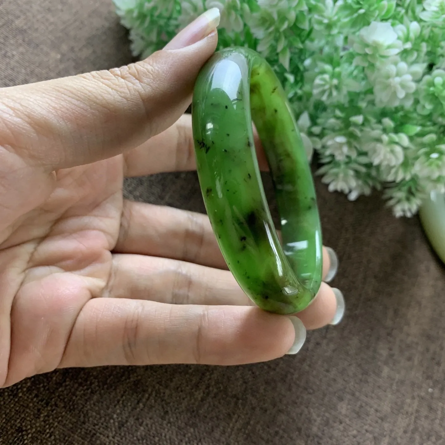 和田玉碧玉62圈口红皮料手镯！圈口62宽14重51.8克，玉质细腻油润 底色纯净 脂粉好，品质好！