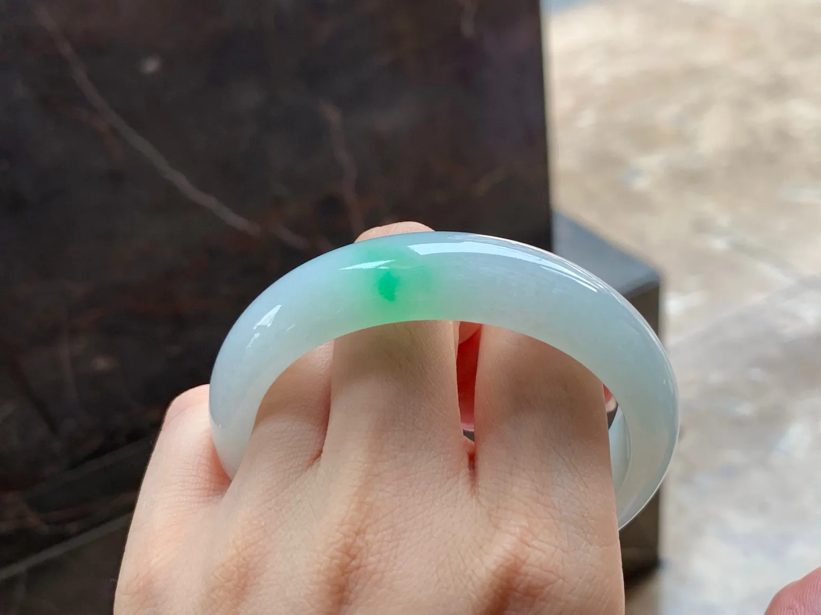 带色手镯
细腻 57/14.5/7.8mm