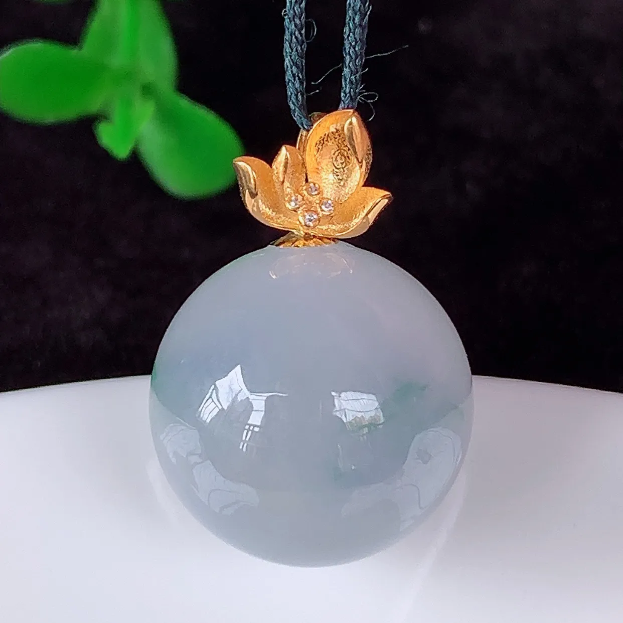 自然光实拍，18k金镶嵌冰润冰糯种紫底飘花翡翠转运珠圆珠吊坠，沁人心脾，精致典雅的设计，为佩戴者，增