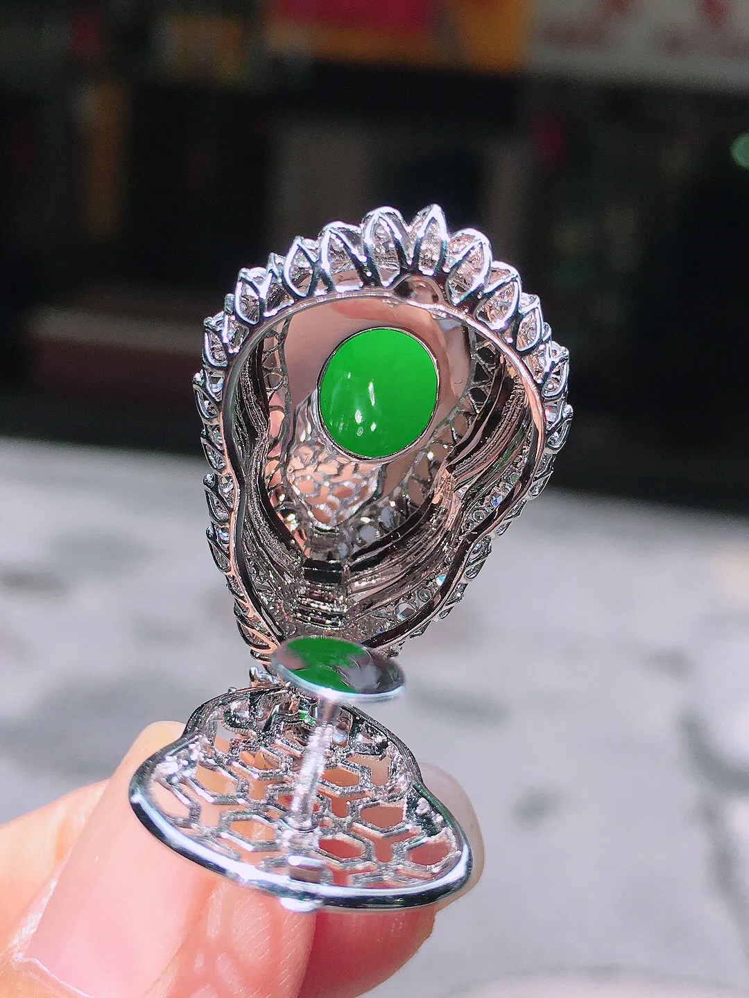 阳绿葫芦吊坠，色泽均匀艳丽，玉质细腻，荧光感超
强，饱满圆润，气质满满。18k
金豪华镶嵌