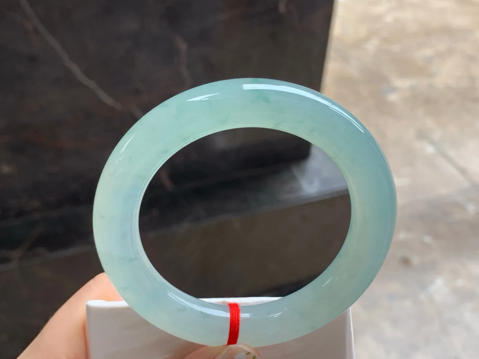 55-11.7

冰蓝花圆条手镯^_^种水好 透亮 种老胶感十足 晴底