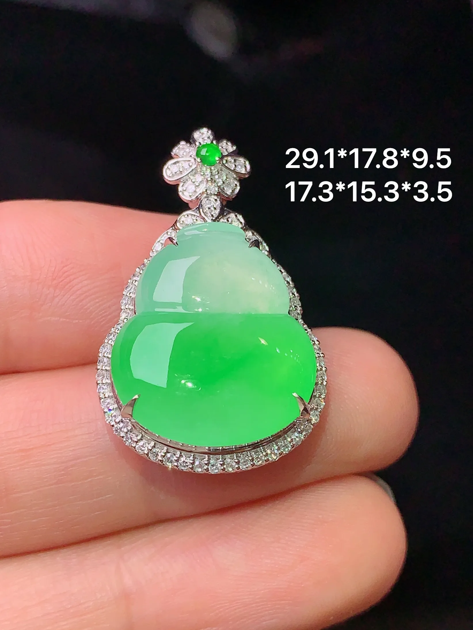 18k金钻镶嵌飘绿葫芦吊坠 玉质细腻 水润亮眼 整体尺寸29.1*17.8*9.5
