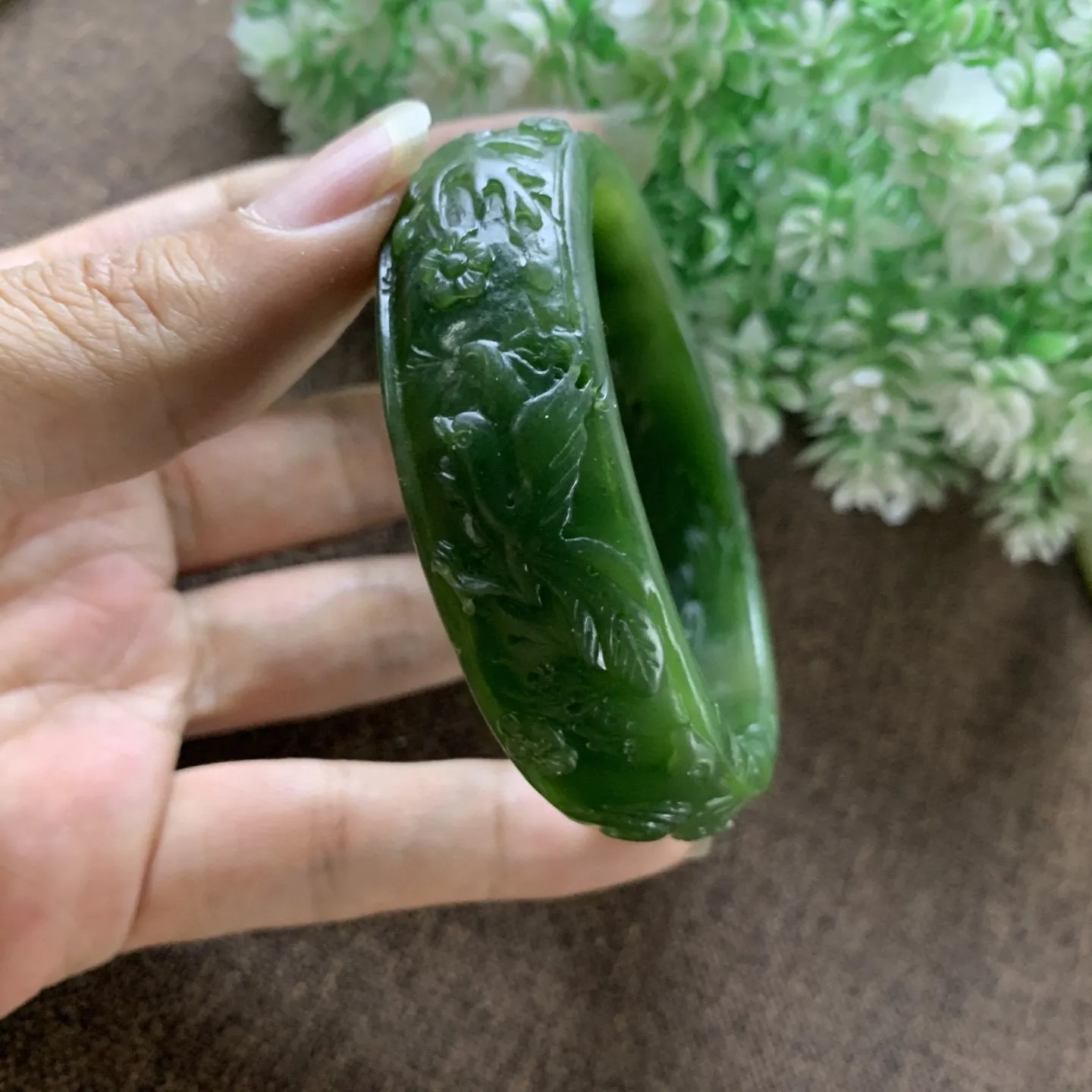 和田玉碧玉59圈口菠菜绿手镯！玉质细腻油润 底色纯净 脂粉好，品质好！