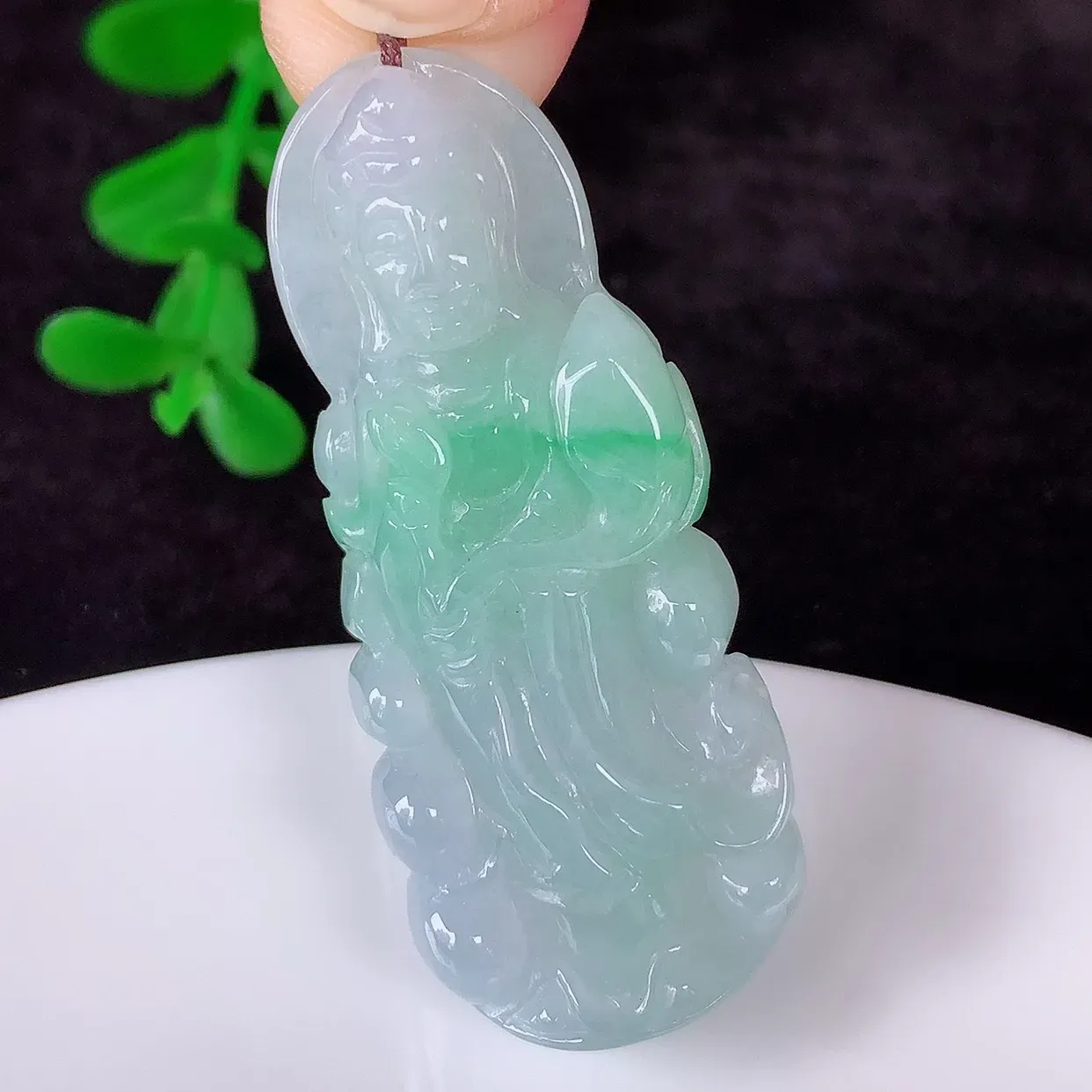 自然光实拍，冰糯种飘阳绿翡翠正装观音吊坠，赐福翡翠观音，翠色迷人，观音面相端庄，佩戴时尚出众！#57.19