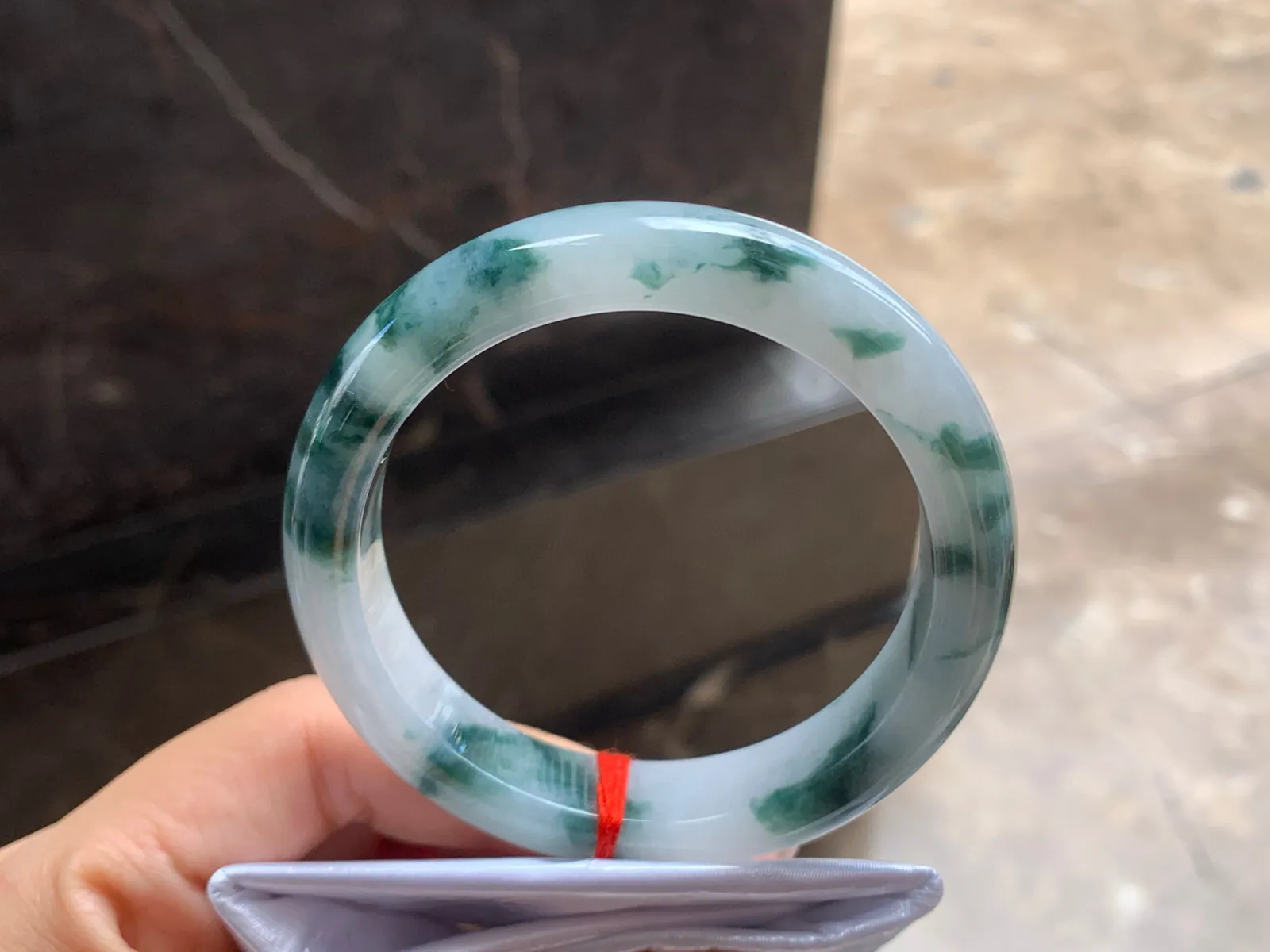 55-12.4-8.4

飘花手镯^_^颜色鲜艳 玉质温润