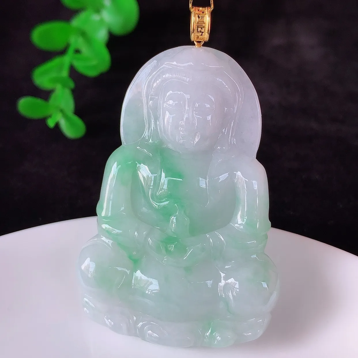 自然光实拍，18K金镶嵌冰糯种飘阳绿翡翠观音吊坠，赐福翡翠观音，翠色迷人，观音面相端庄，佩戴时尚出众！#35.19整体56*裸石49.8*34.5*5.6