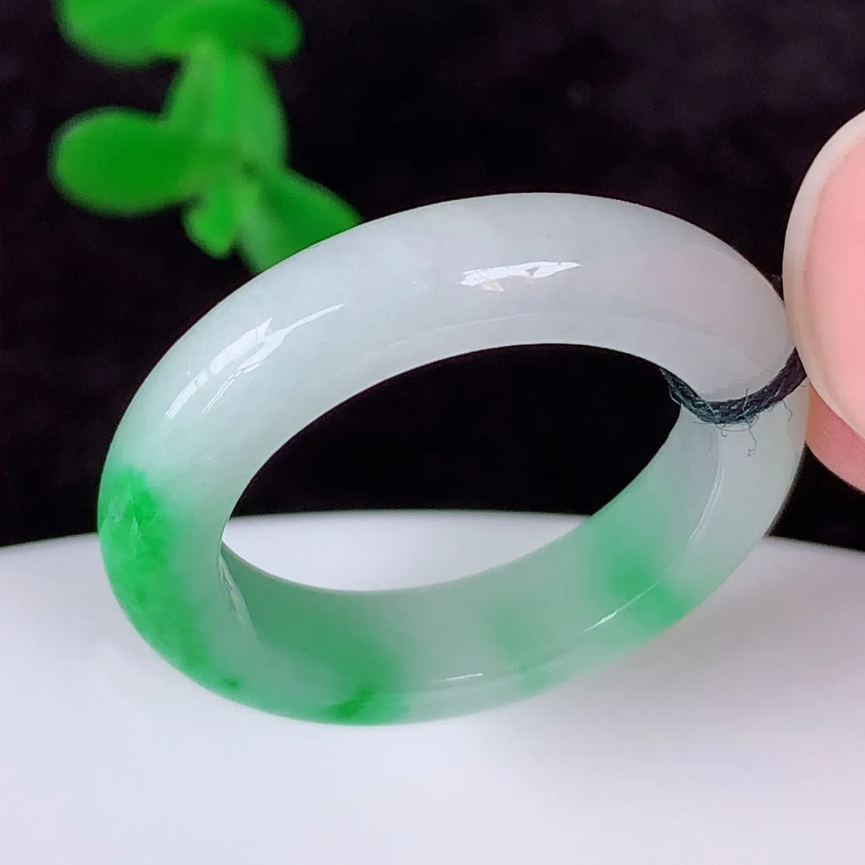 自然光实拍 冰润冰糯种飘阳绿19mm内径翡翠指环，玉戒指，玉质莹润，好精美好冰润的指环，17圈口，上手纤巧！#1.19