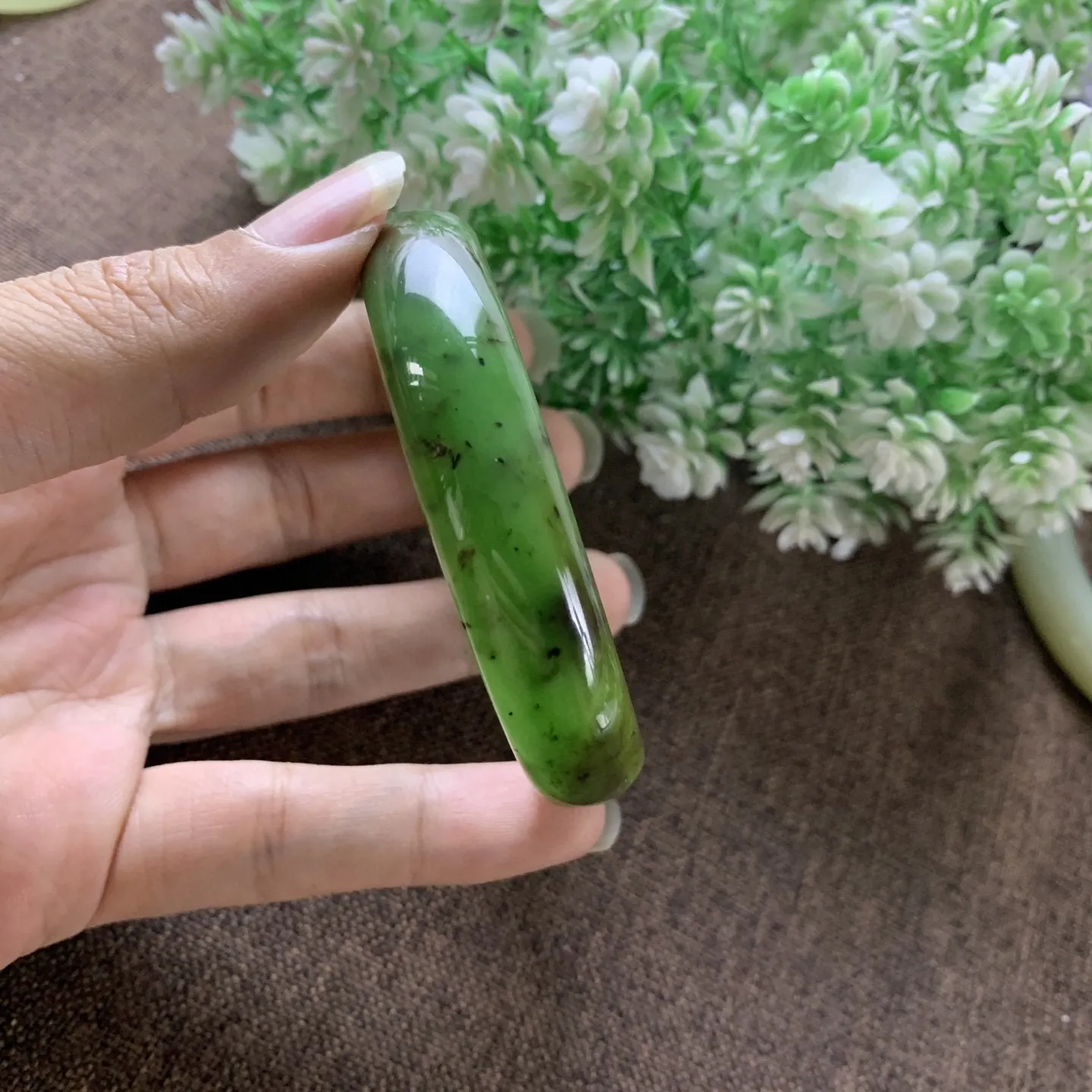 和田玉碧玉62圈口红皮料手镯！圈口62宽14重51.8克，玉质细腻油润 底色纯净 脂粉好，品质好！