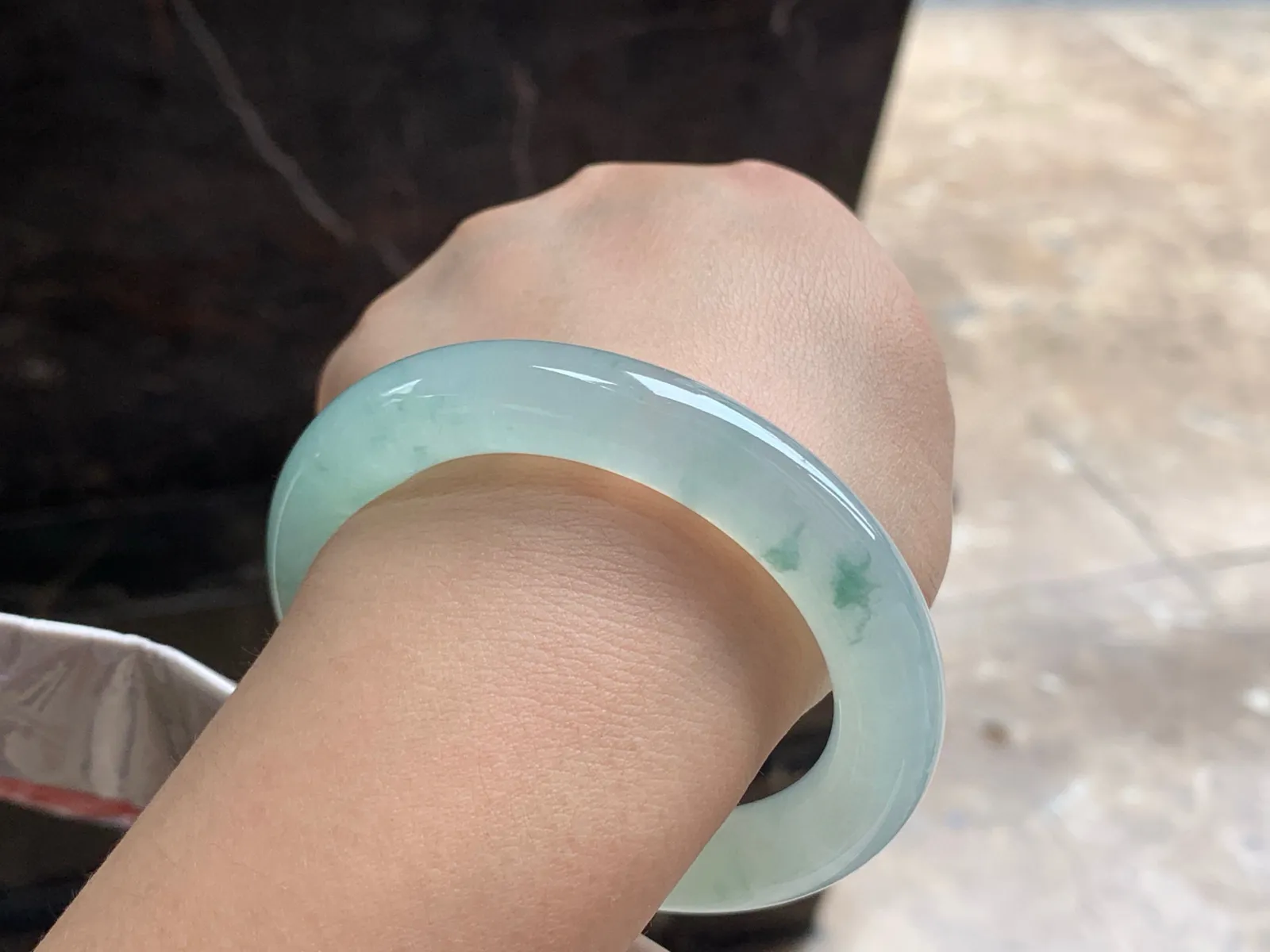 55-11.7

冰蓝花圆条手镯^_^种水好 透亮 种老胶感十足 晴底