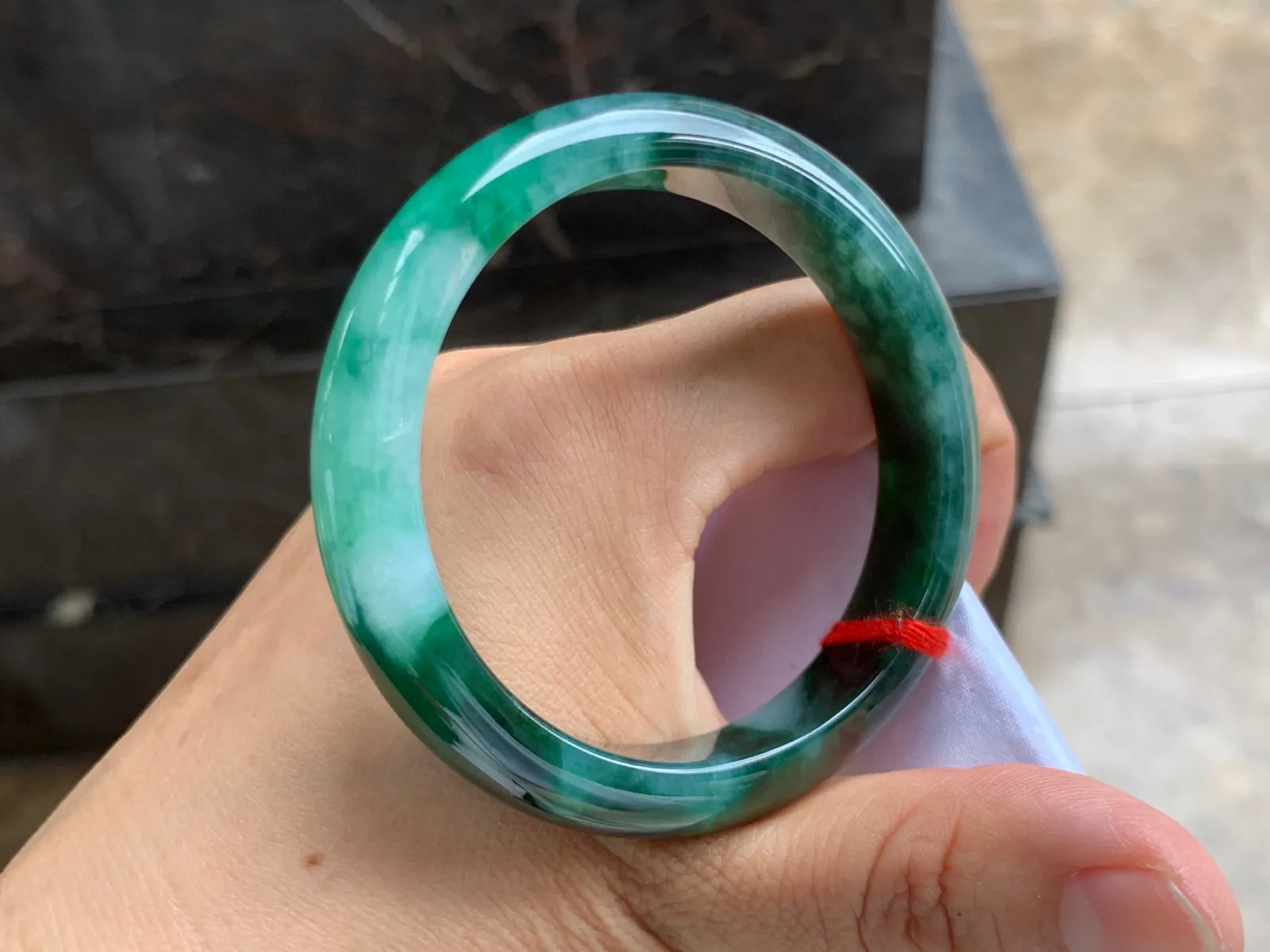 54.5-12-7.5mm
瓜皮绿手镯 底子细腻 特色镯
