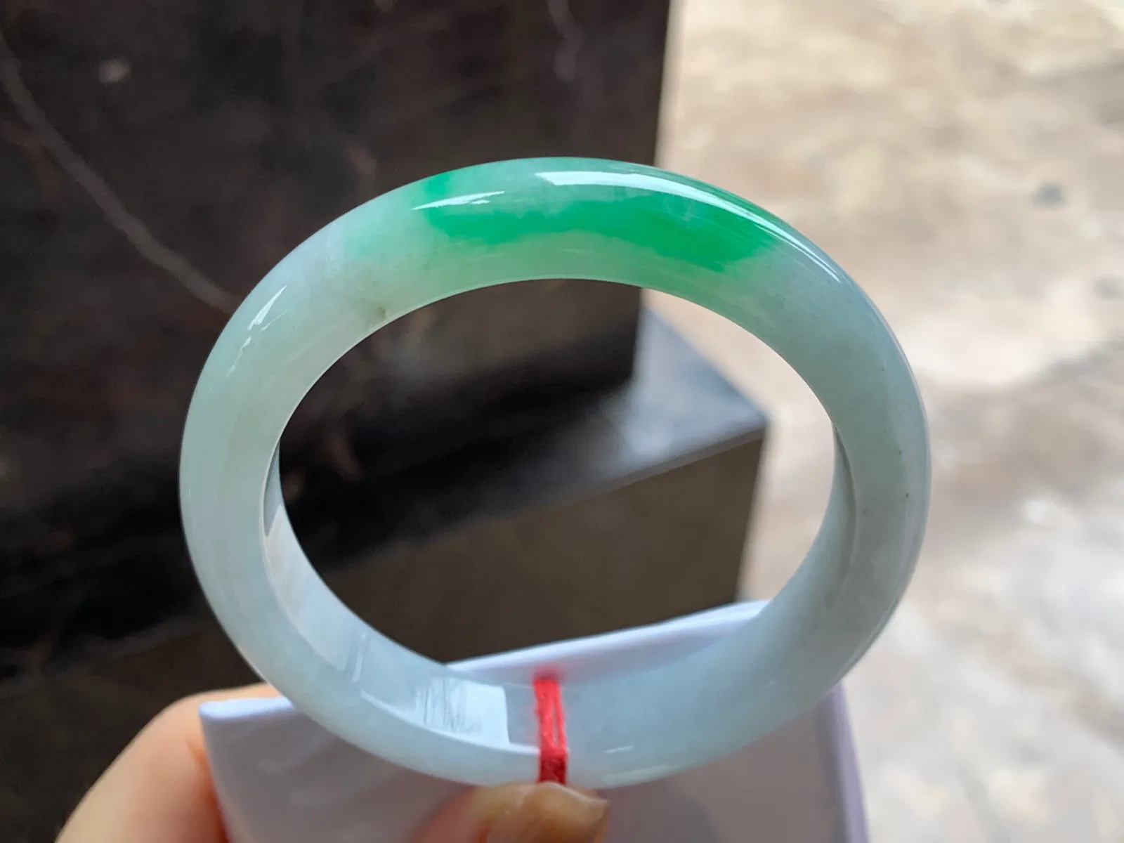 带色手镯
尺寸：57.8-12-8.5mm
肉质细腻～绿色点缀上手好看