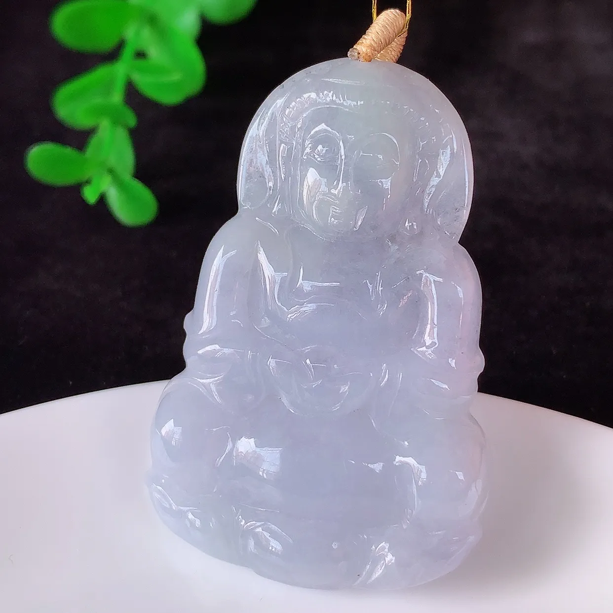 自然光实拍，冰糯种紫罗兰翡翠观音吊坠，赐福翡翠观音，翠色迷人，观音面相端庄，佩戴时尚出众！#35.19