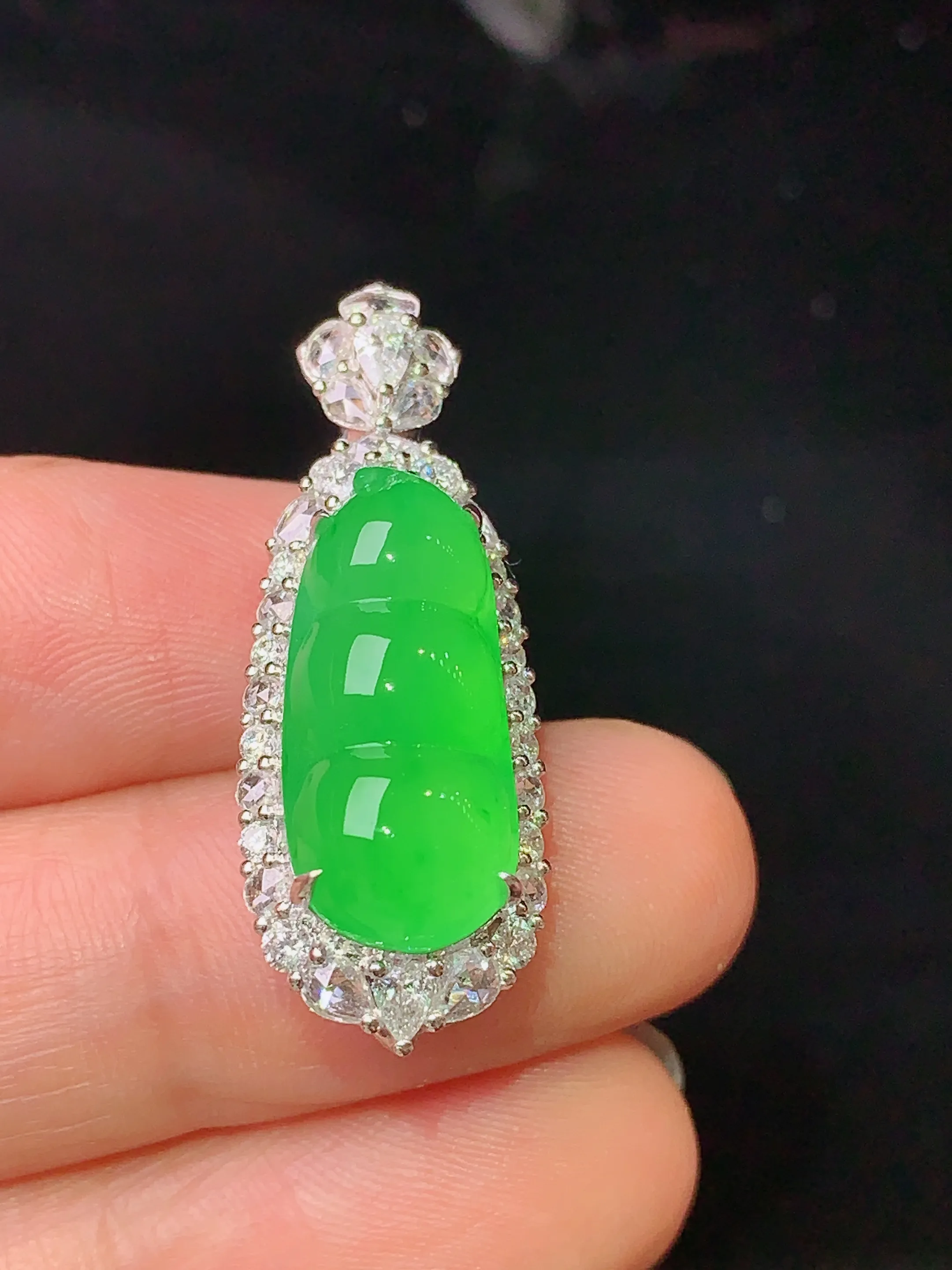 18k金钻镶嵌满绿四季豆吊坠 玉质细腻 水润亮眼 整体尺寸31.3*11.5*11