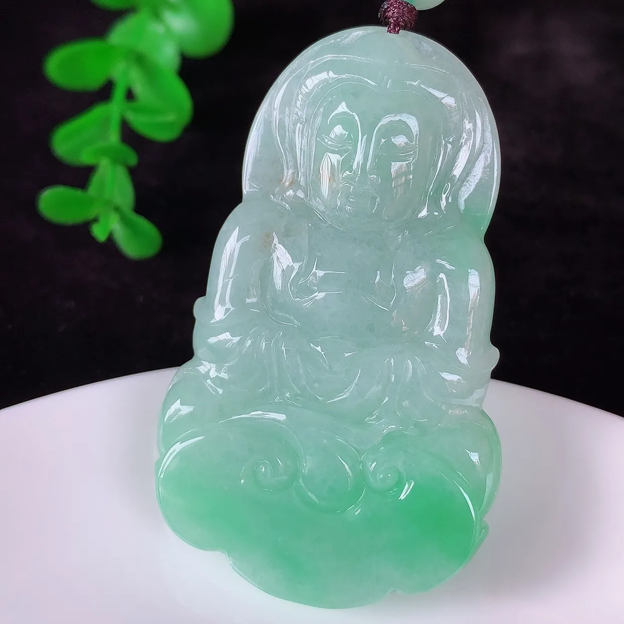 自然光实拍，冰糯种飘阳绿翡翠观音吊坠，赐福翡翠观音，翠色迷人，观音面相端庄，佩戴时尚出众！#46.19