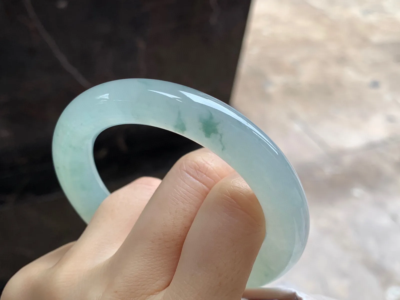 冰晴水飘花圆条手镯
尺寸：55.3-11.7-11.2mm
种水好 底色漂亮小清新