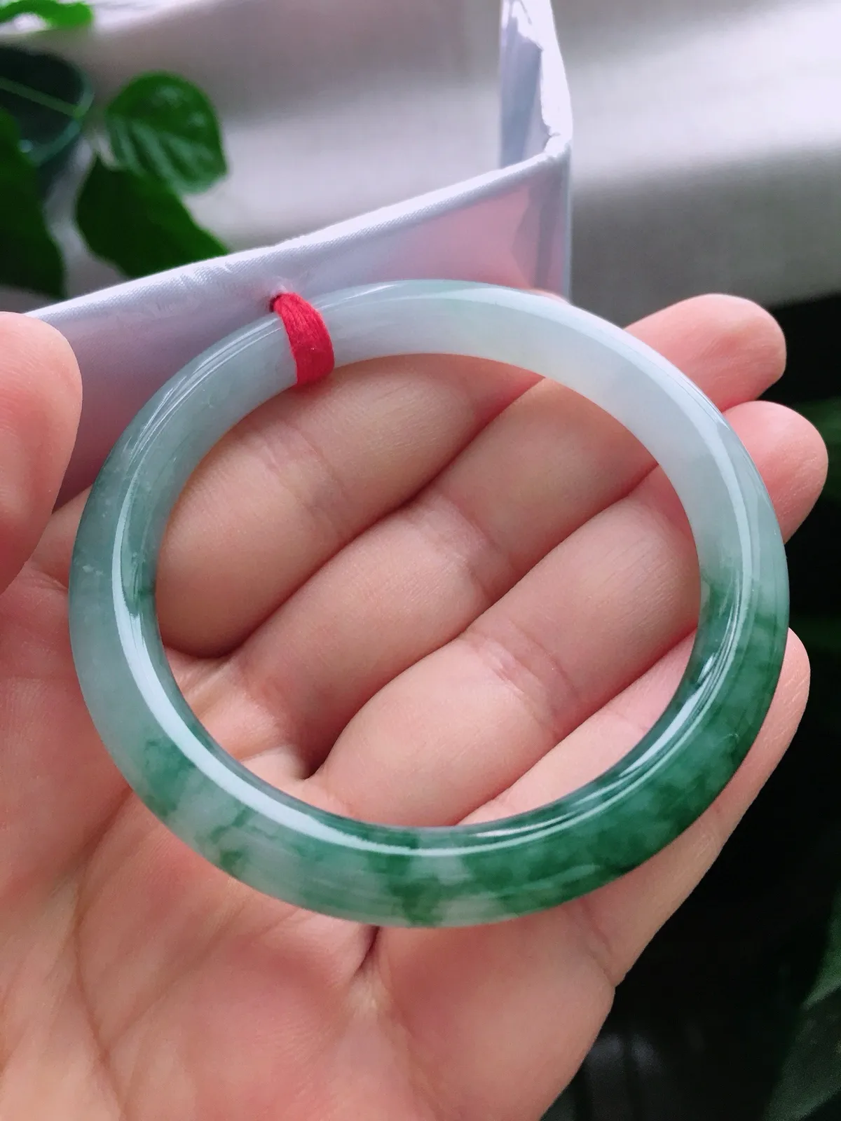 圈口53.5，圆条手镯，小圈口，飘花，玉质水润细腻，尺寸53.5-8.4-7.8mm