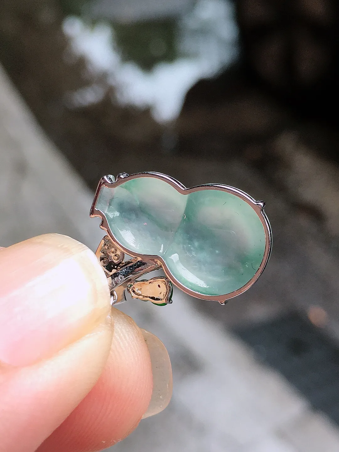 冰种葫芦吊坠，玉质细腻，荧光感超
强，饱满圆润，气质满满。18k
金豪华镶嵌