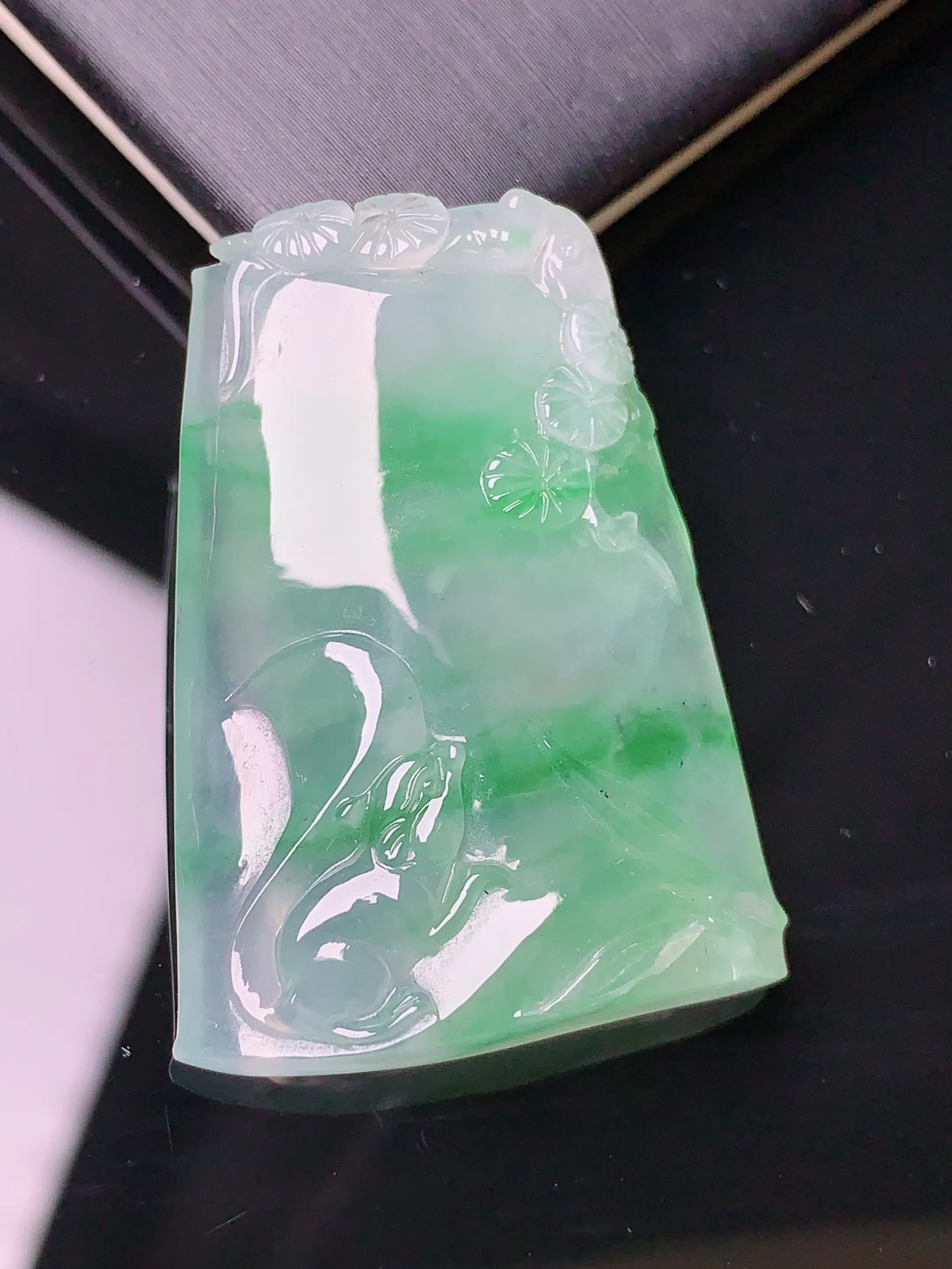 冰种飘绿松鹤年年吊坠 玉质细腻 水润亮眼 整体尺寸34*24.8*6.3