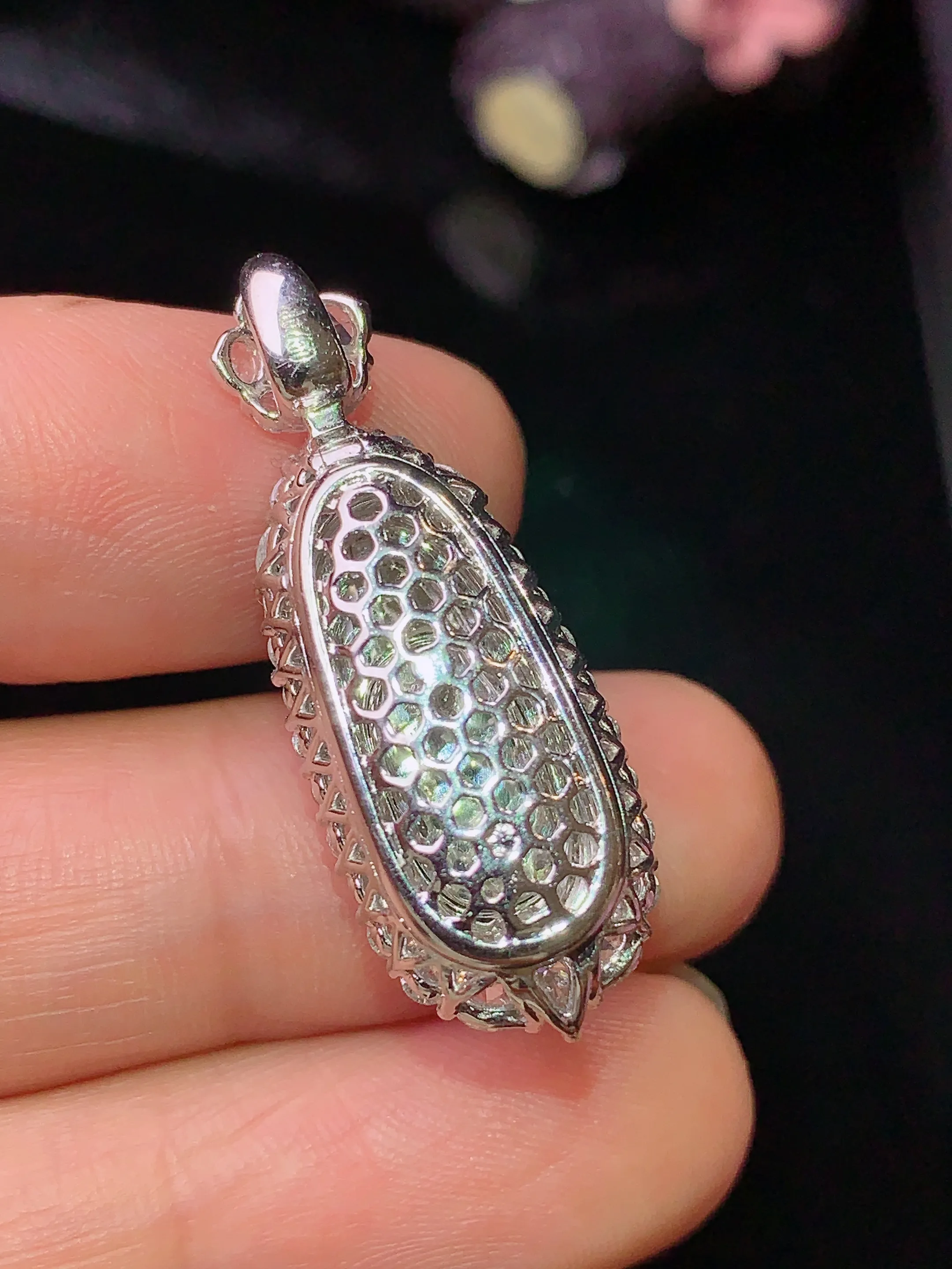 18k金钻镶嵌满绿四季豆吊坠 玉质细腻 水润亮眼 整体尺寸31.3*11.5*11