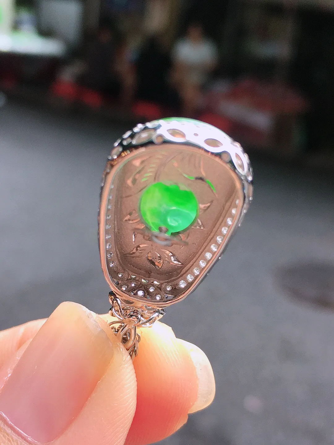 双彩如意吊坠，色泽艳丽，玉质细腻，荧光感超
强，饱满圆润，气质满满。18k
金豪华镶嵌