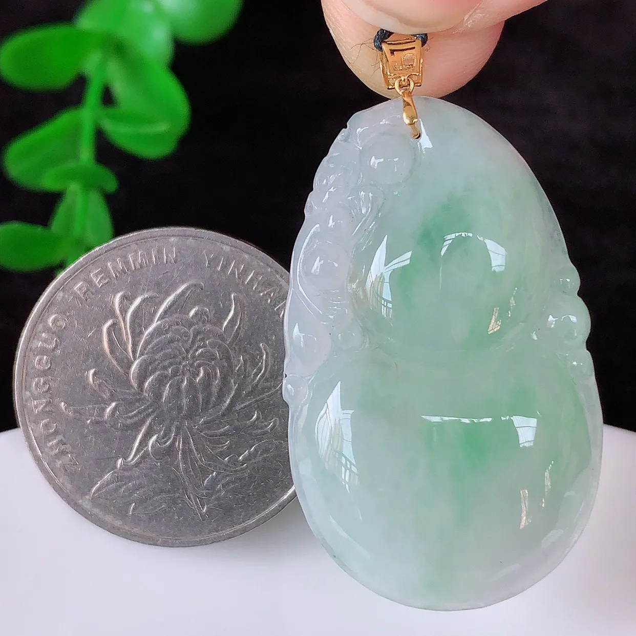 自然光实拍 18K金镶嵌冰润冰糯种飘绿翡翠葫芦吊坠，翡翠葫芦，寓意福禄双全，财源滚滚 佩戴效果优雅迷人！#00.19