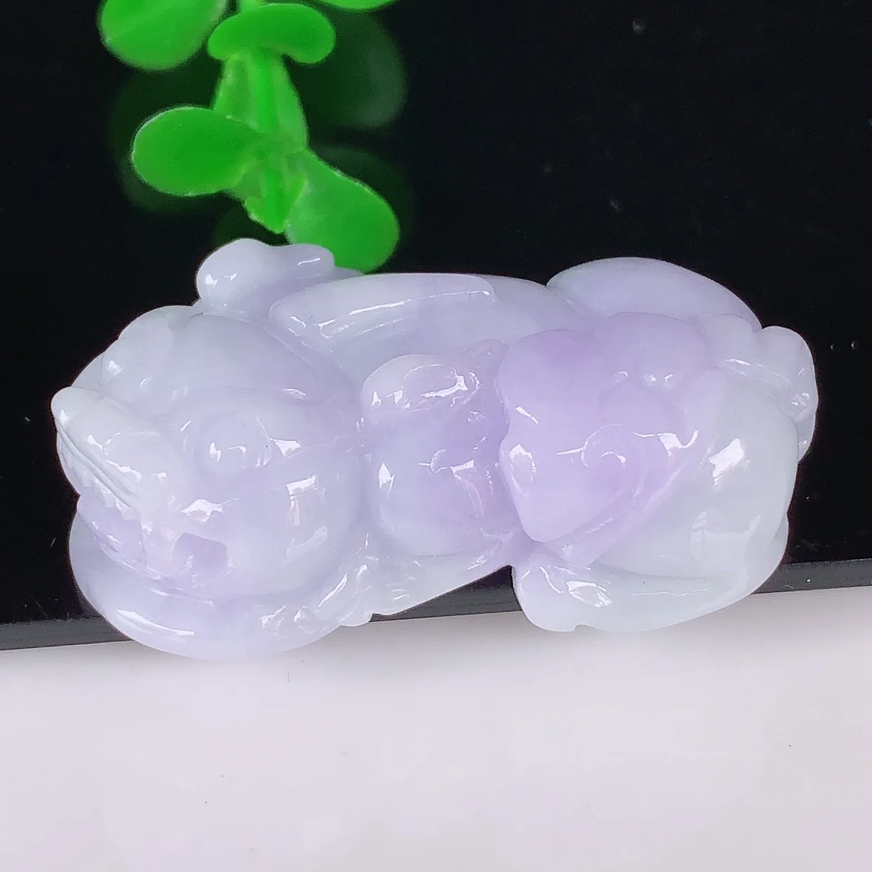 自然光实拍，冰润冰糯种紫罗兰翡翠招财貔貅吊坠，民间有“一摸貔貅运程旺盛，再摸貔貅财运滚滚，三摸貔貅平