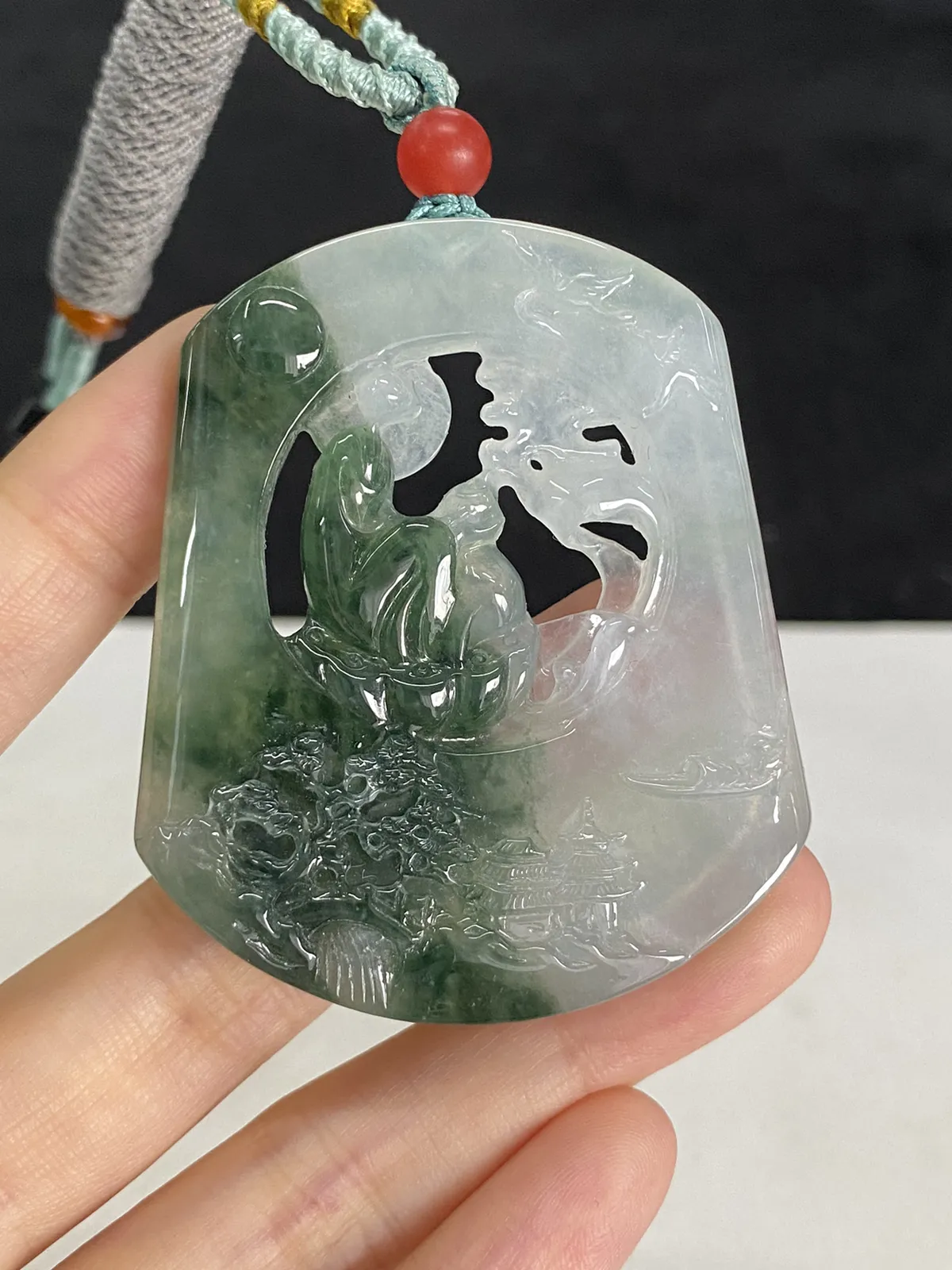 翡翠冰糯种绿色山水牌，配珠未测