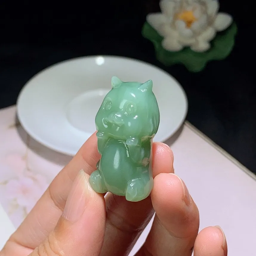 和田玉粉绿俄罗斯碧玉招财猫挂件！尺寸35.3/20.1/14.4重18.6克，玉质细腻油润 底色纯净 脂粉好，品质好！lt250621