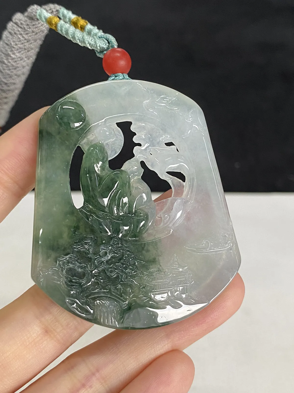 翡翠冰糯种绿色山水牌，配珠未测