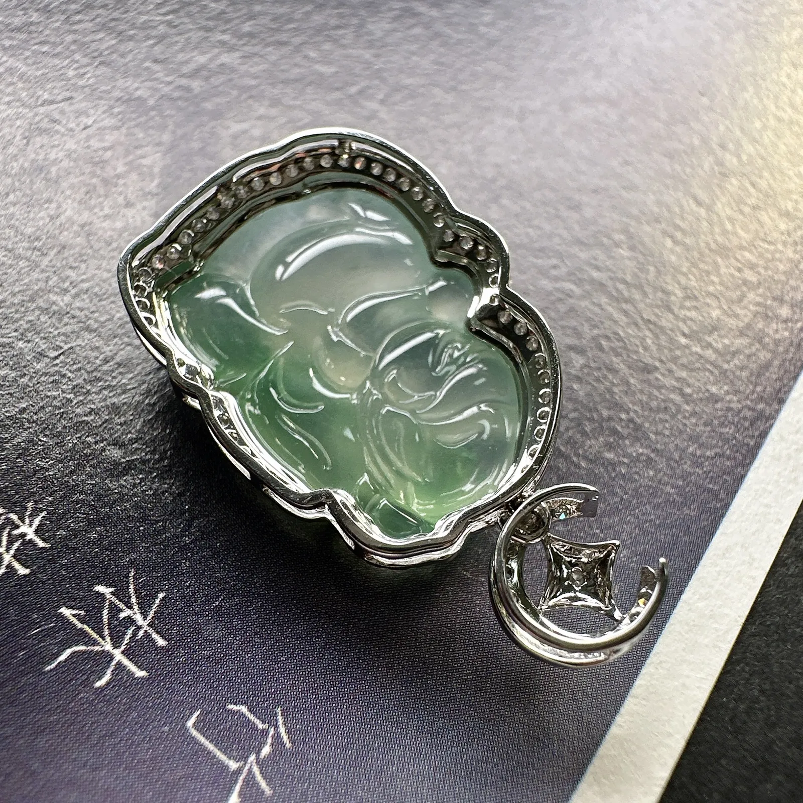 【冰种飘绿蝴蝶仙子】小可爱，小精品，18k金钻镶嵌，裸石尺寸18.3*13.4*4.7毫米，喜欢可爱造型可以考虑。