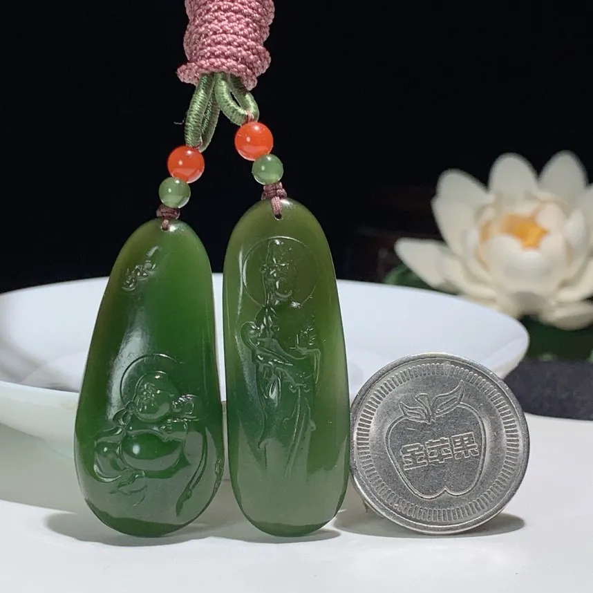 一对和田玉菠菜绿俄罗斯碧玉观音佛挂件！尺寸46/20.4/10.7重24.3克，玉质细腻油润 底色纯净 脂粉好，品质好！lt250621