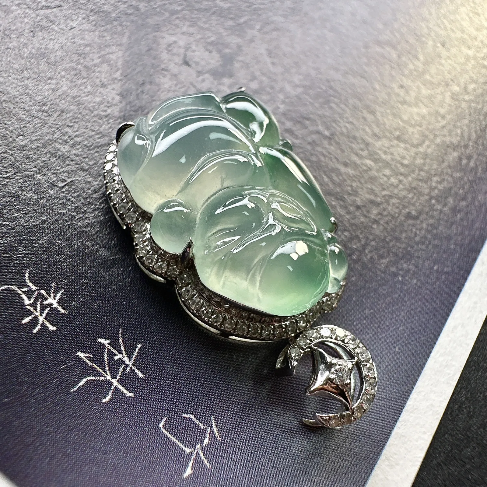 【冰种飘绿蝴蝶仙子】小可爱，小精品，18k金钻镶嵌，裸石尺寸18.3*13.4*4.7毫米，喜欢可爱造型可以考虑。