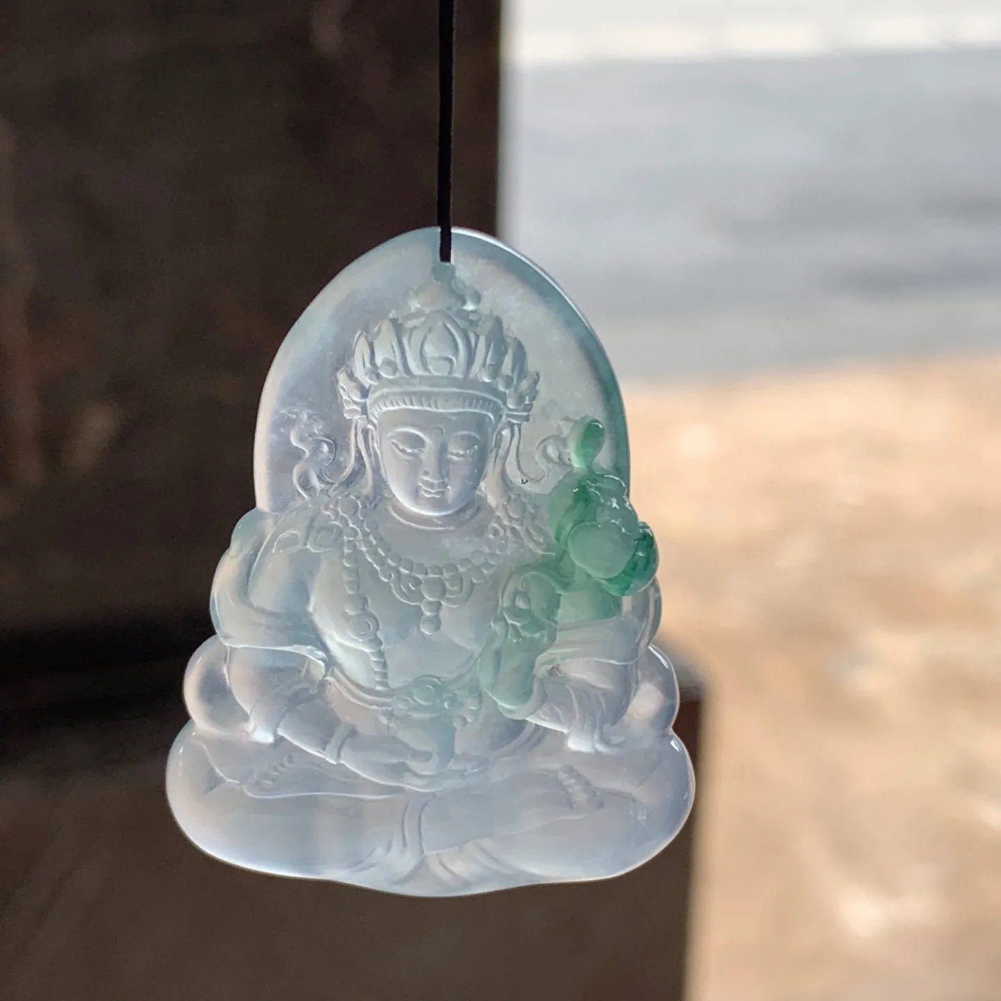 冰种飘绿牌子 佩戴大气，雕工精细