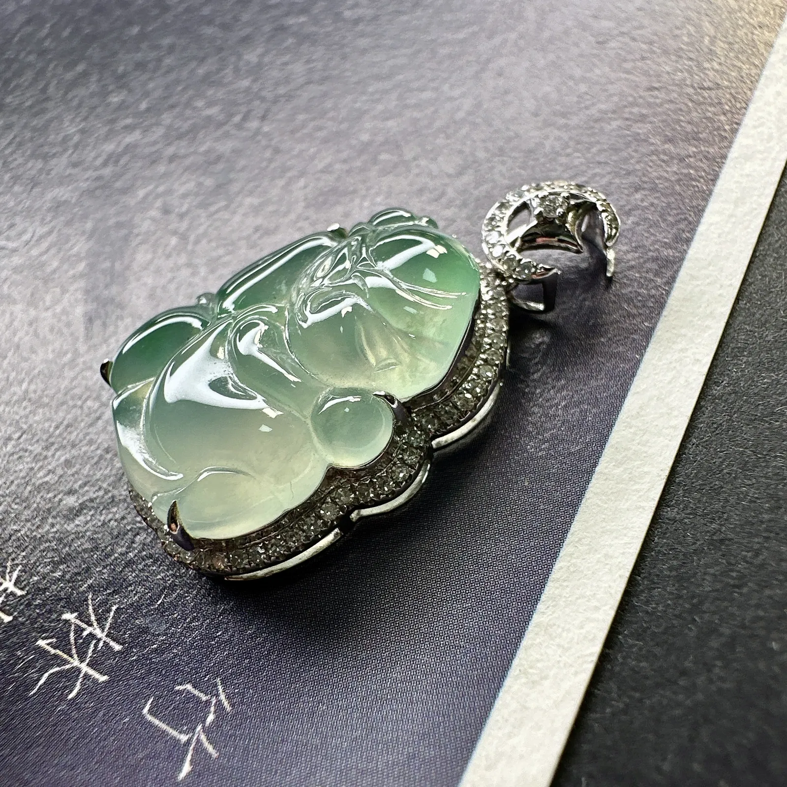 【冰种飘绿蝴蝶仙子】小可爱，小精品，18k金钻镶嵌，裸石尺寸18.3*13.4*4.7毫米，喜欢可爱造型可以考虑。