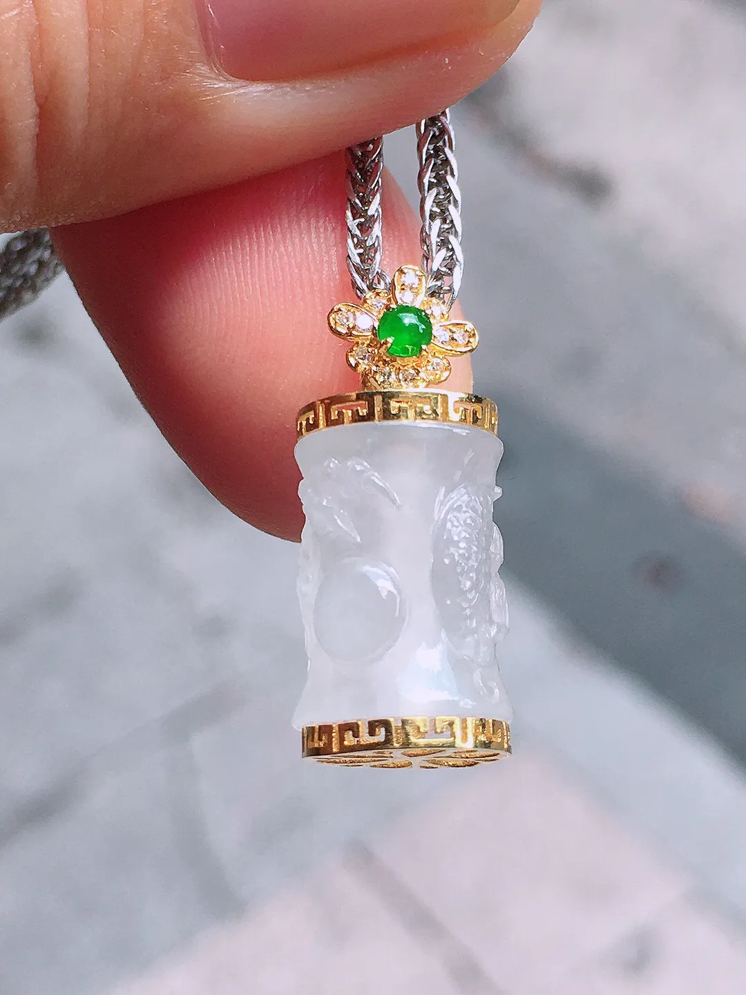 冰种龙柱吊坠，玉质细腻，荧光感超
强，饱满圆润，气质满满。18k
金豪华镶嵌