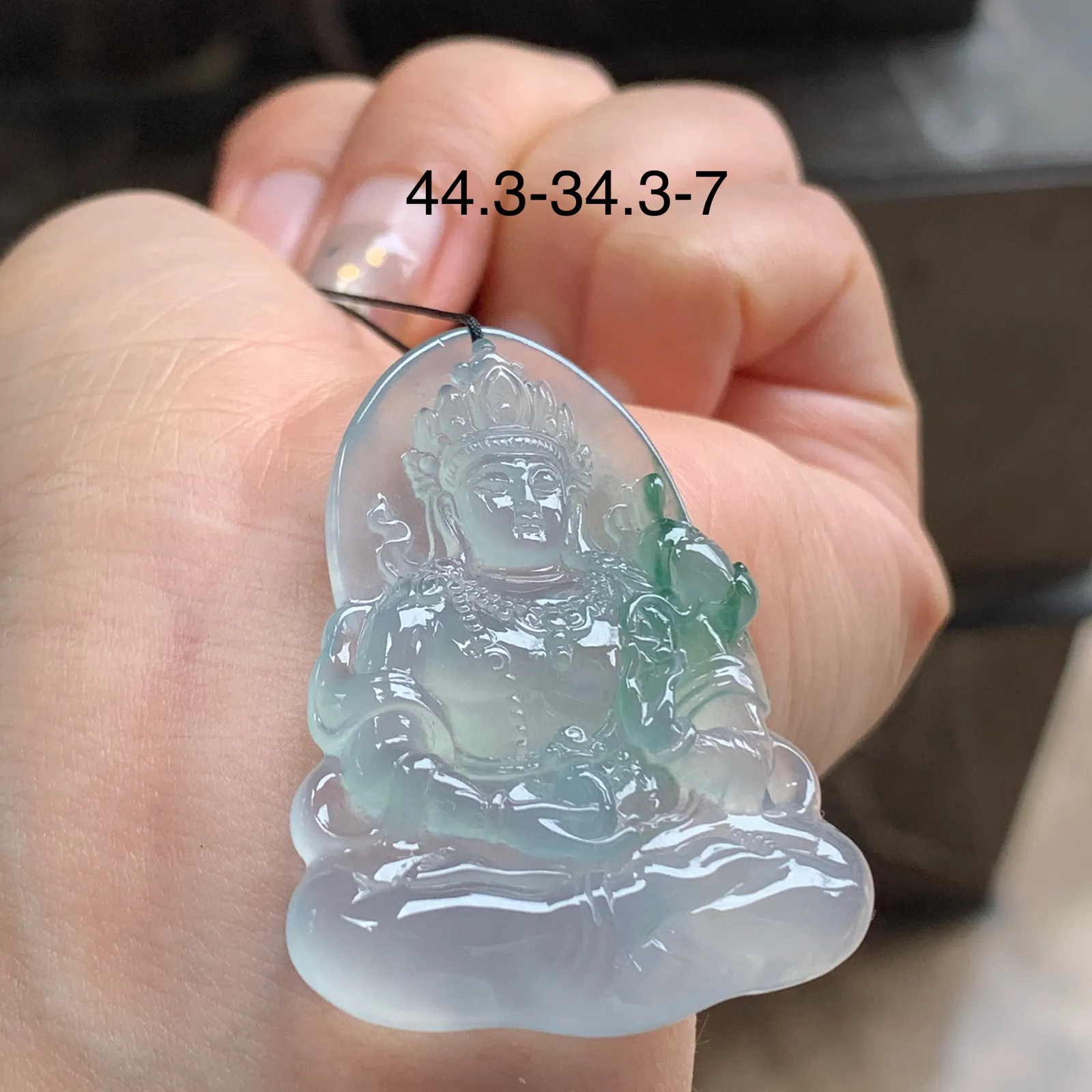 冰种飘绿牌子 佩戴大气，雕工精细