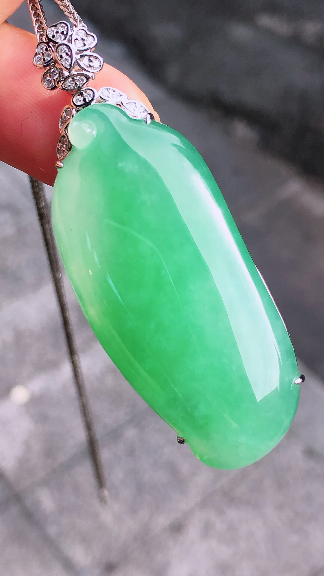 飘绿福瓜吊坠，色泽艳丽，玉质细腻，荧光感超
强，饱满圆润，气质满满。18k
金豪华镶嵌