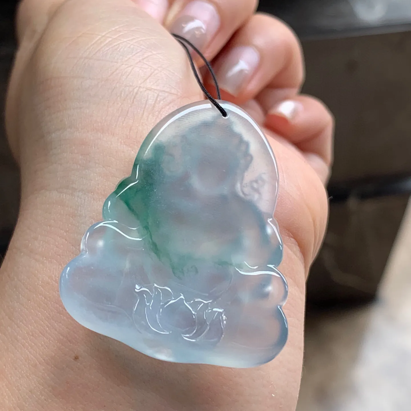 冰种飘绿牌子 佩戴大气，雕工精细