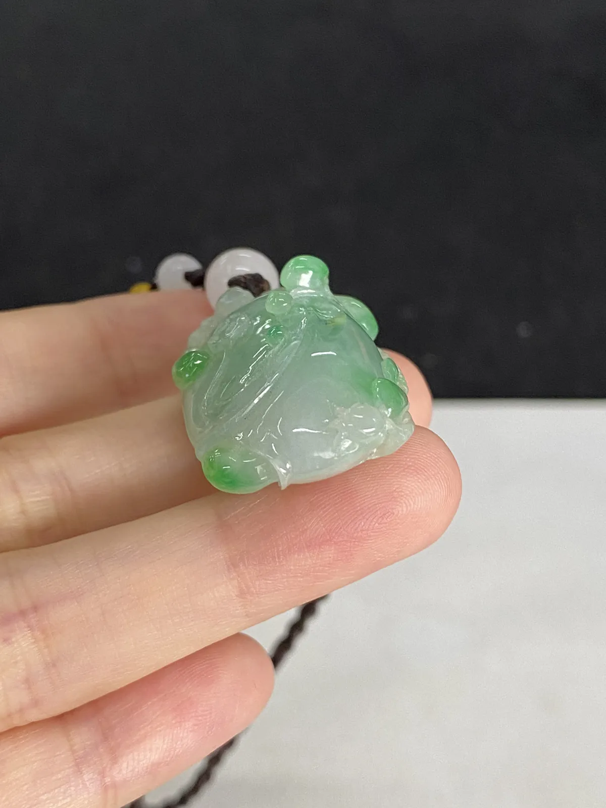 翡翠冰糯种飘绿吊坠，配珠未测