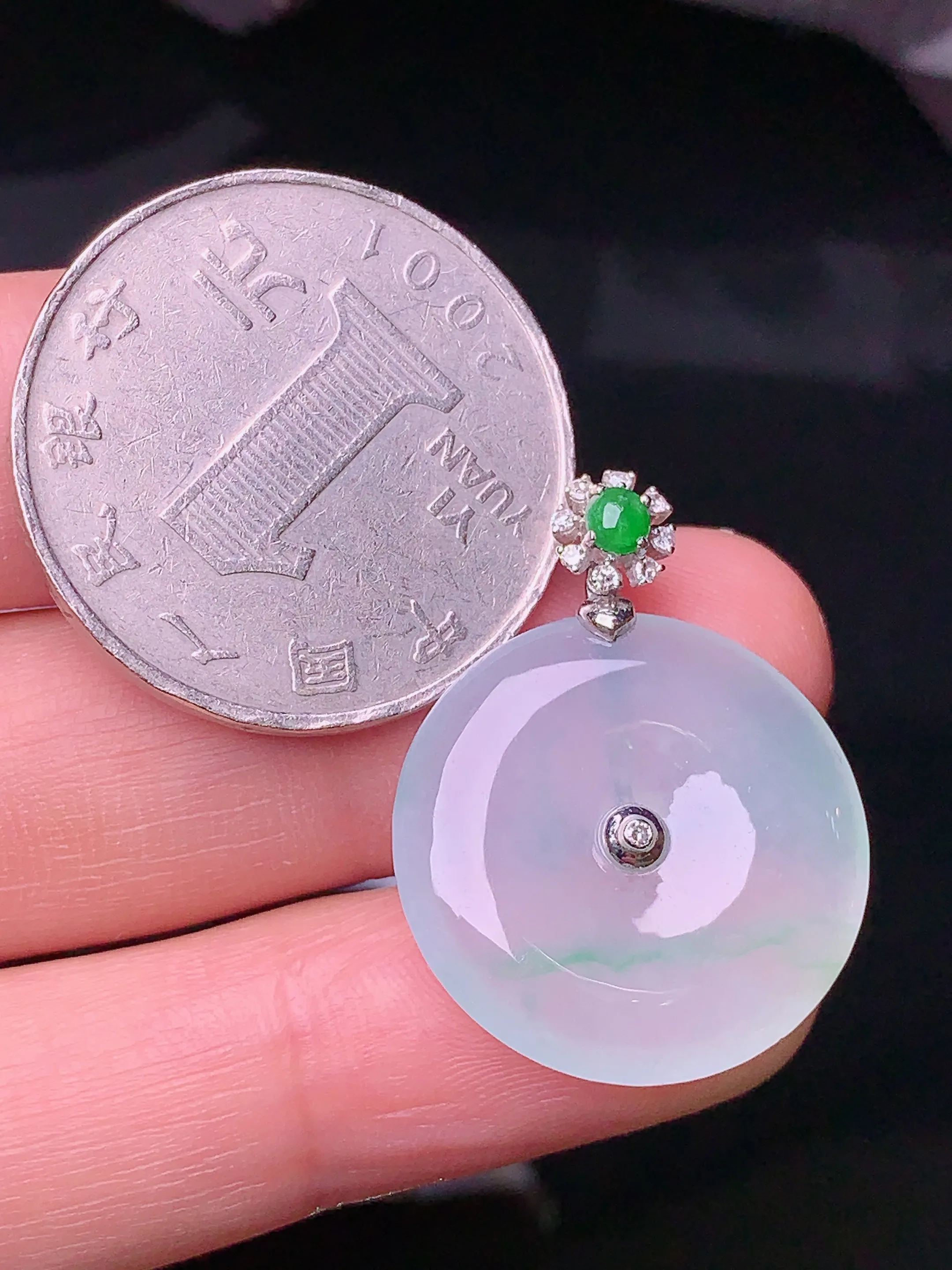 18k金钻镶嵌冰种平安扣吊坠 玉质细腻 水润亮眼  整体尺寸26.6*20.4*3.5