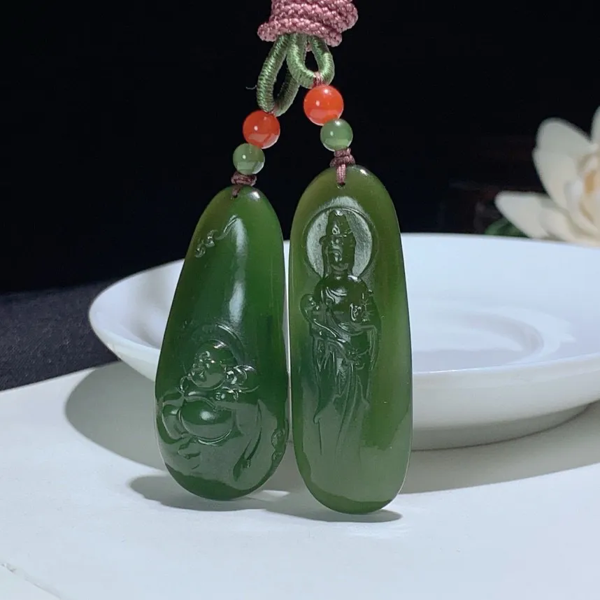 一对和田玉菠菜绿俄罗斯碧玉观音佛挂件！尺寸46/20.4/10.7重24.3克，玉质细腻油润 底色纯净 脂粉好，品质好！lt250621