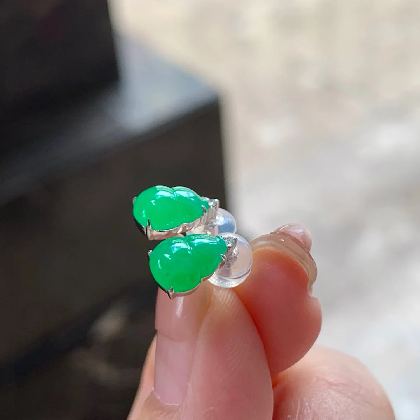 阳绿葫芦耳钉
真金镶嵌 精致