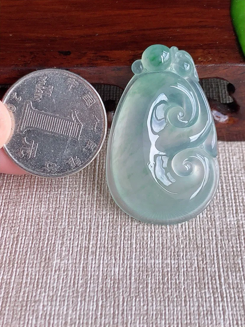 a货翡翠老坑冰种晴水如意吊坠 尺寸40.2×25.4×5.7mm 重量10.24g 0621