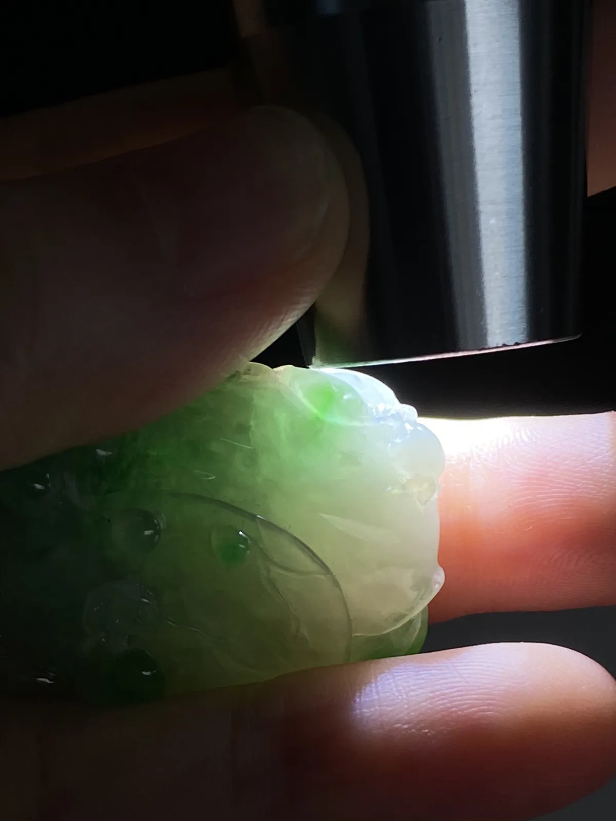翡翠冰糯种飘绿吊坠，配珠未测