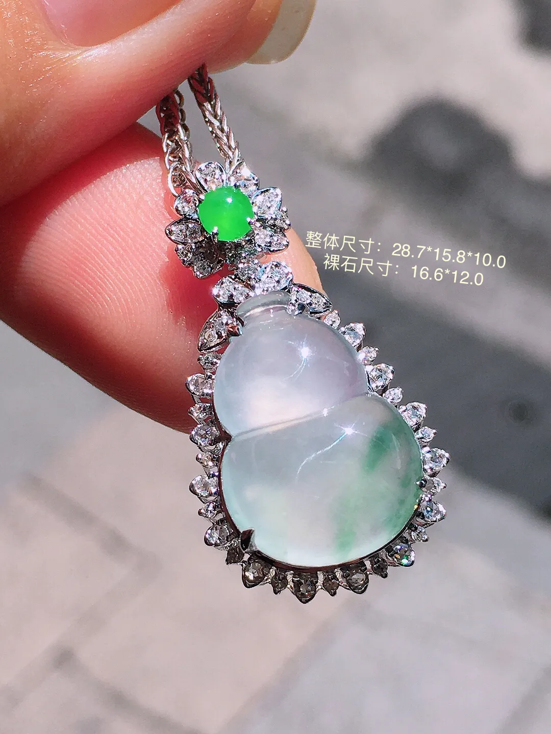 冰飘花葫芦吊坠，色泽艳丽，玉质细腻，荧光感超
强，饱满圆润，气质满满。18k
金豪华镶嵌