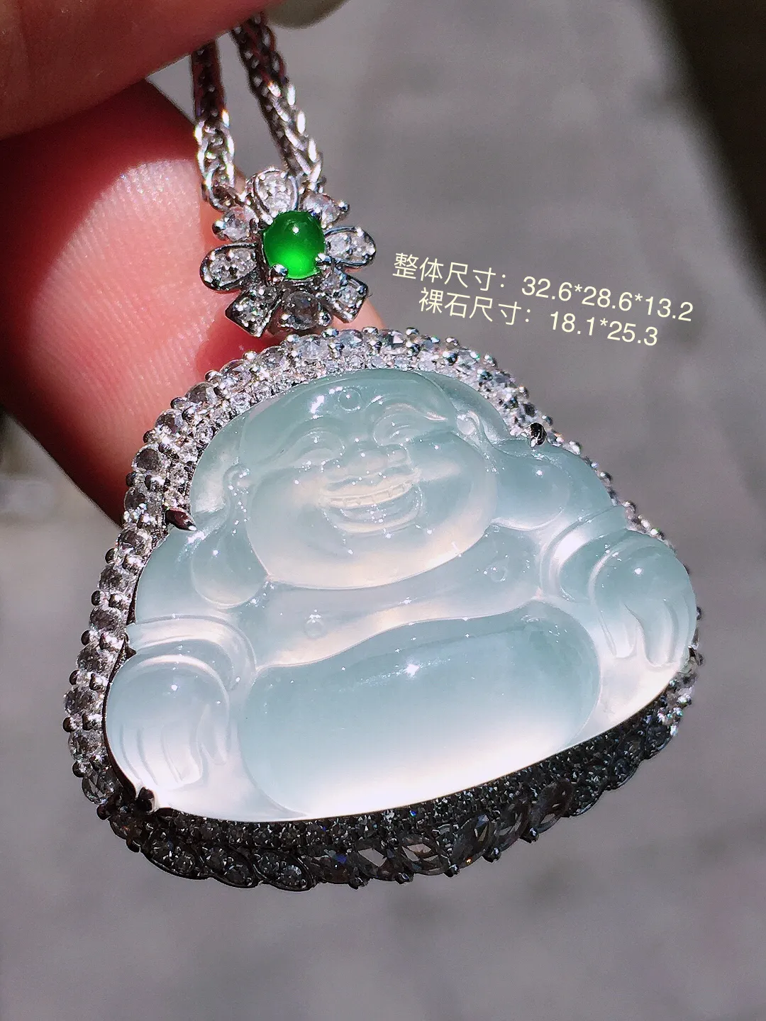 冰种佛公吊坠，玉质细腻，荧光感超
强，饱满圆润，气质满满。18k
金豪华镶嵌