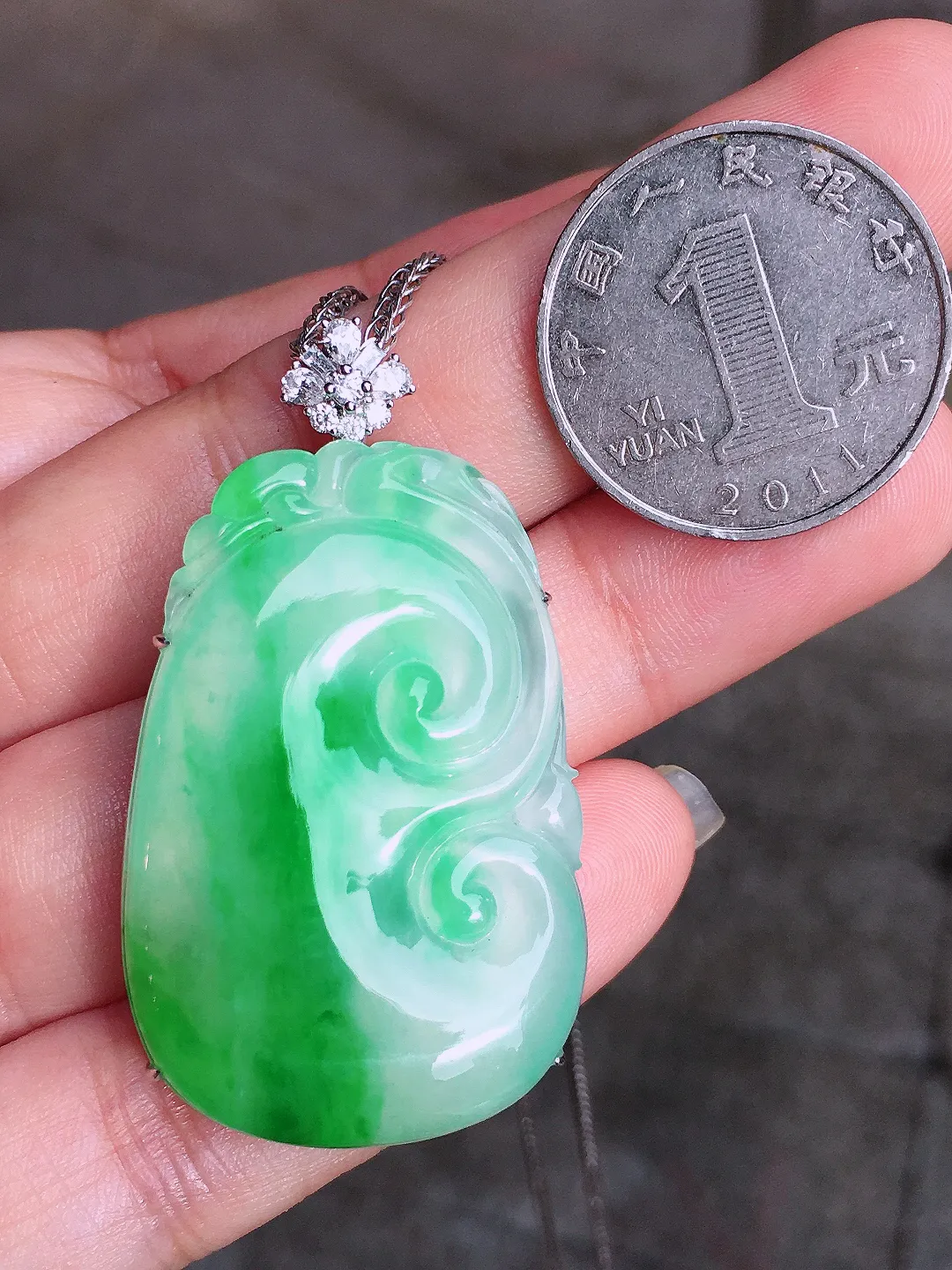 飘绿如意吊坠，色泽艳丽，玉质细腻，荧光感超
强，饱满圆润，气质满满。18k
金豪华镶嵌