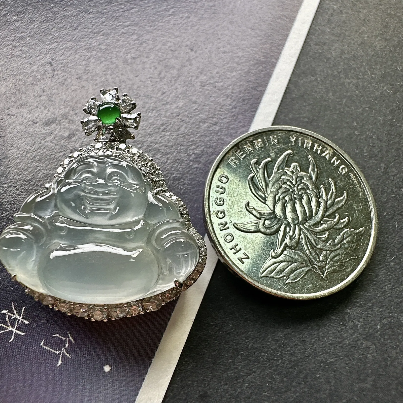 【冰种正装佛公】质地细腻，晶莹剔透，冰感十足，通透闪亮，18k金钻镶嵌，裸石尺寸17*22.9*3.2毫米