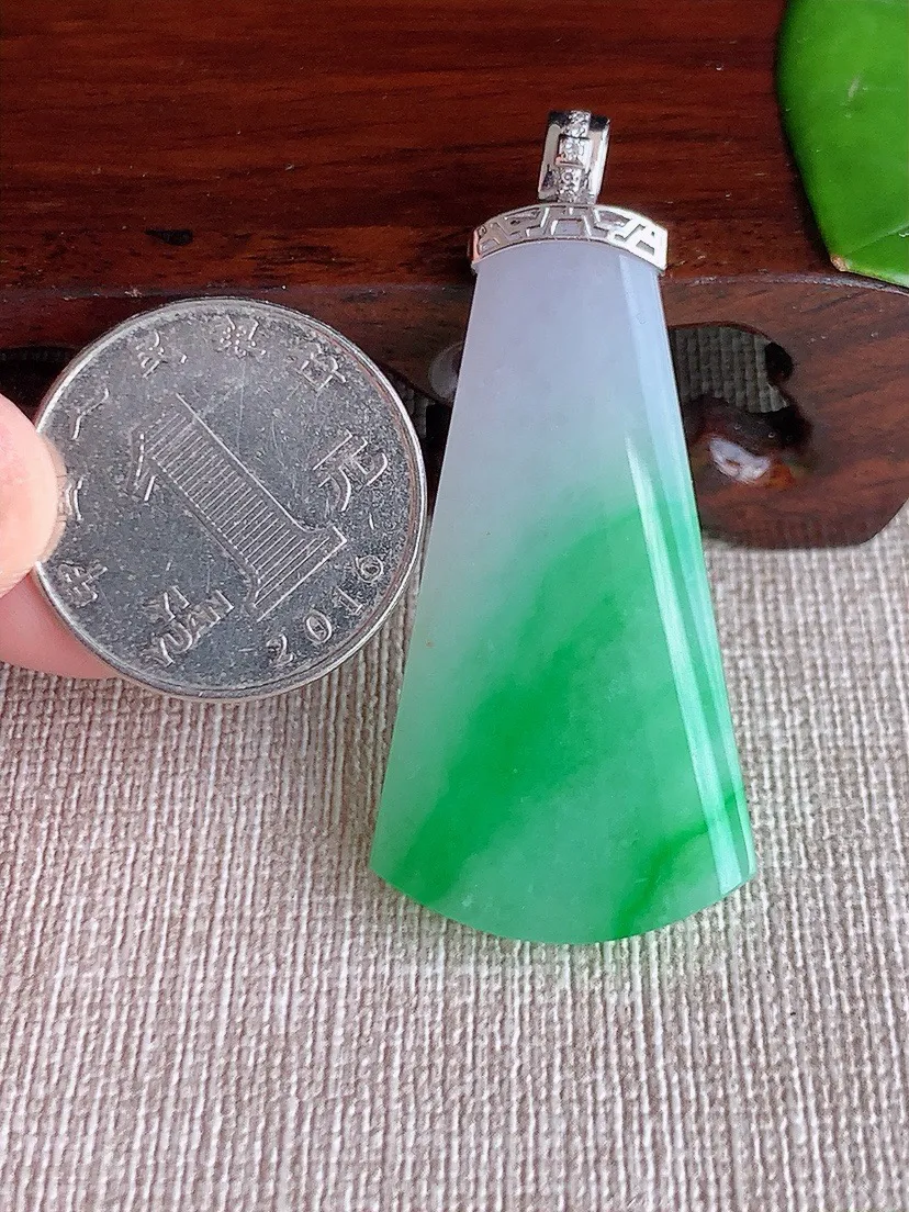 a货翡翠老坑冰种18K金镶嵌飘绿无事牌吊坠 尺寸50.3×43.8×23.2×5mm 重量11.70g 0621